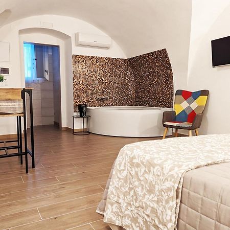 Ravi Romantic Jacuzzi Suite Bari Kültér fotó