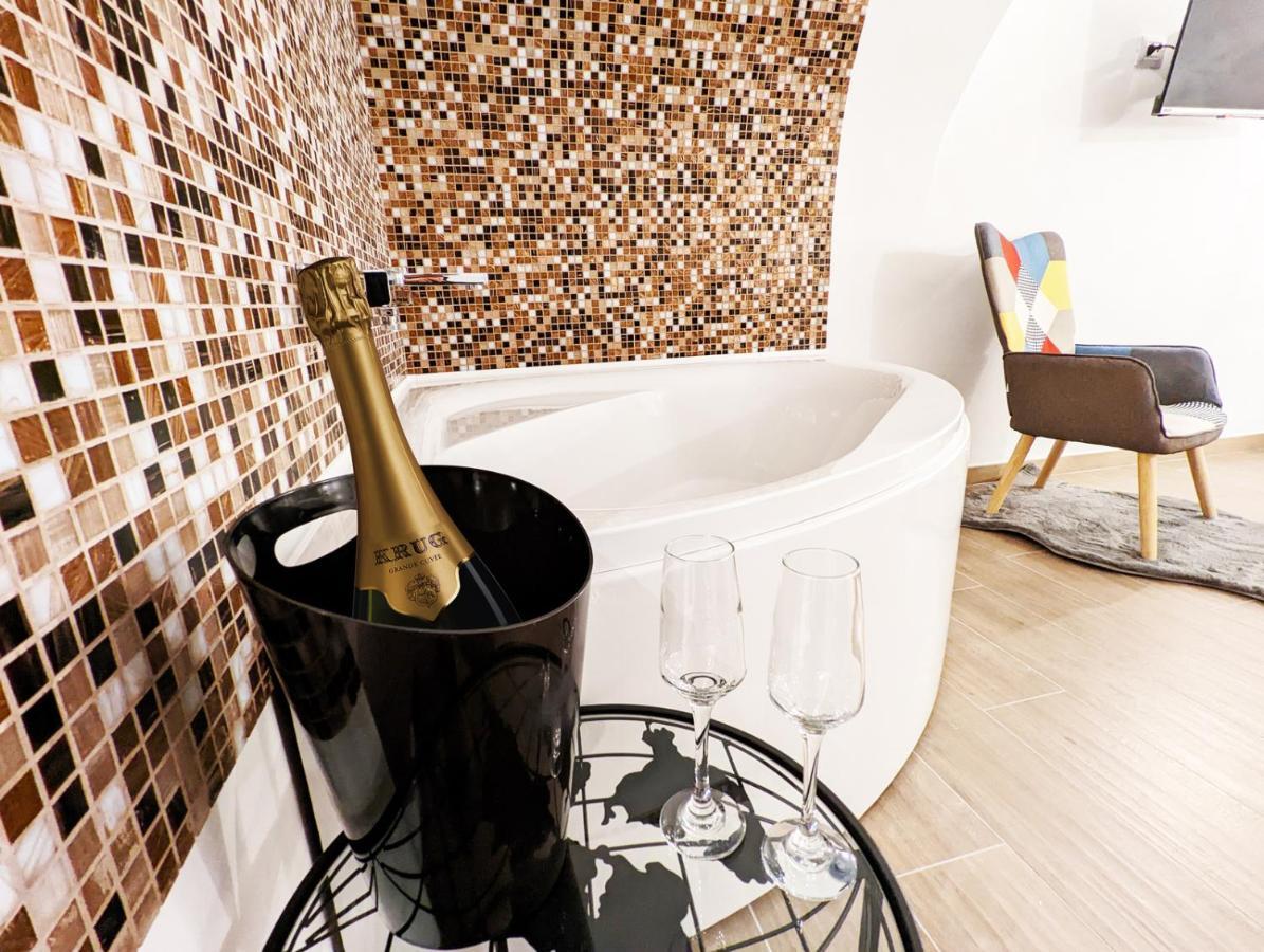 Ravi Romantic Jacuzzi Suite Bari Kültér fotó